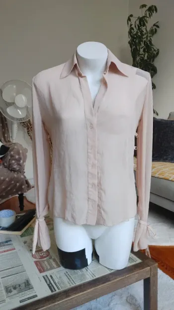 Chemisier manches longues original beige rosé en mesh légère décolleté