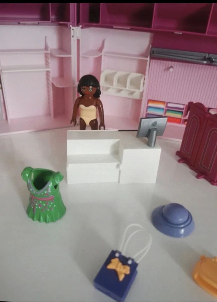 Playmobil 6862 magasin transportable avec personnage accessoire robe miroir caisse portant chapeau - photo numéro 3