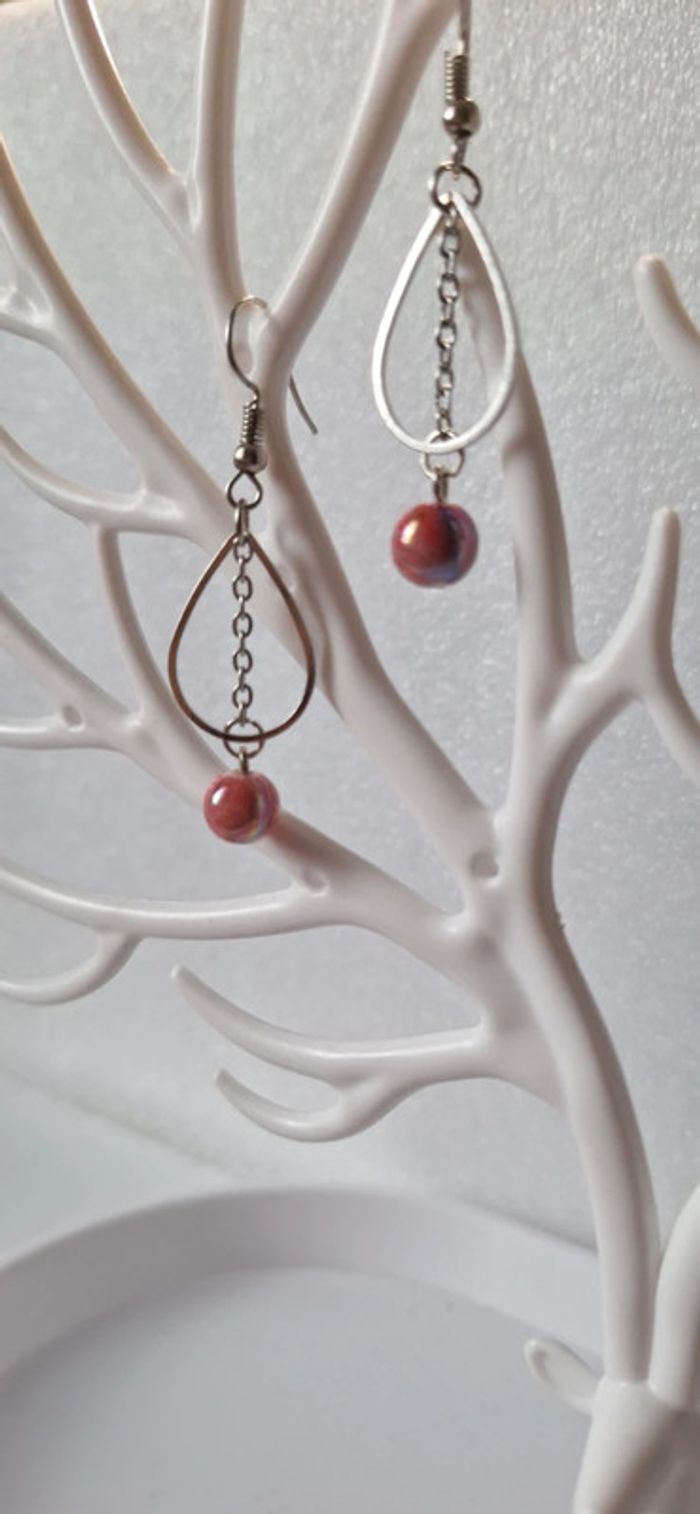 Boucles d'oreilles pendantes perle rose marbrée et goutte argentée - photo numéro 2