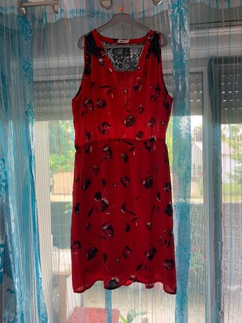 Robe rouge à fleurs