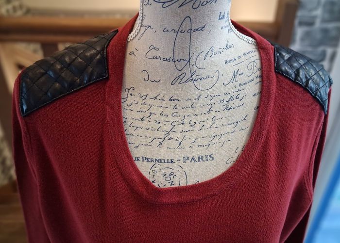 Pull rouge avec coudières et épaulettes - photo numéro 2