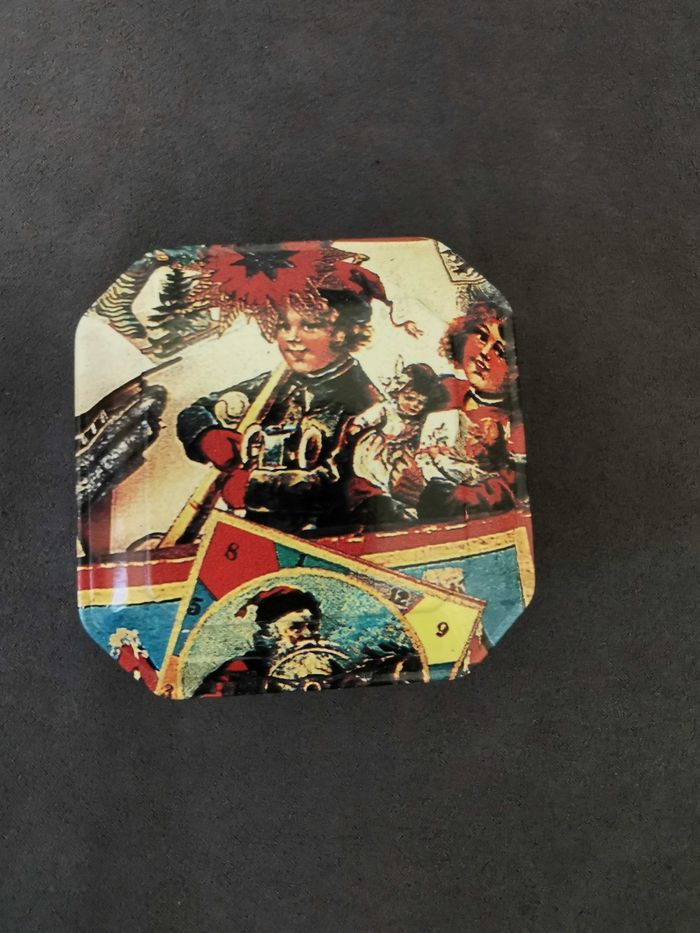 Boite métal carrée à pans coupés motif Noël Vintage