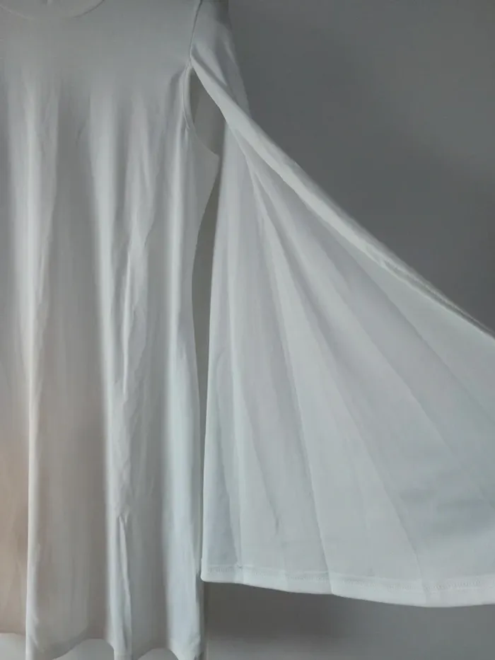 Robe blanche manches style cape - photo numéro 2