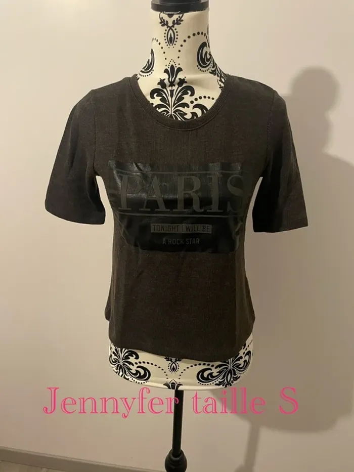 T-shirt à manches courtes gris foncé côtelé et noir Paris Jennyfer taille S