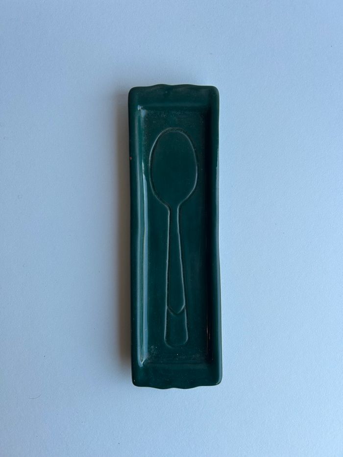 Repose-cuillère ou porte-cuillère en céramique vernissée