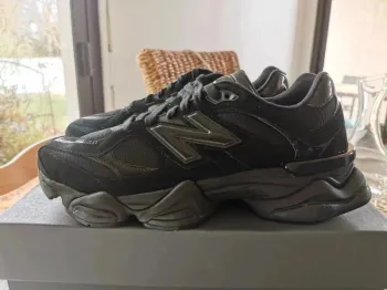 New Balance 9060 Cuir verni triple noir