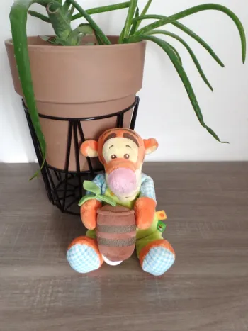 Peluche musicale Tigrou fermier jardinier