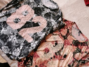 Deux tee shirts à fleurs