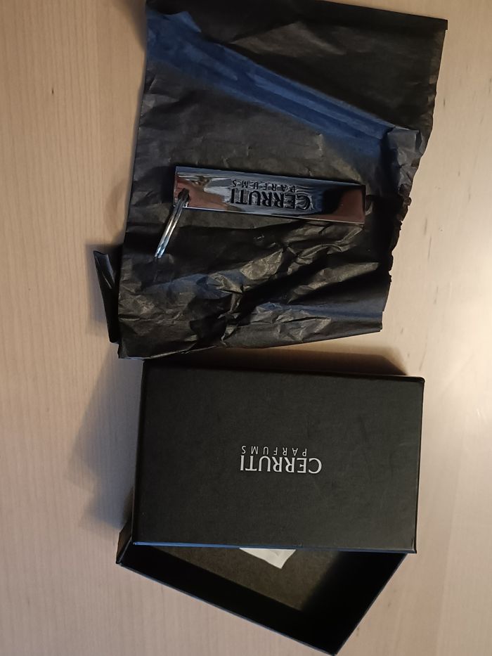 Lot d'un porte cartes + un porte clé Cerruti Parfums - photo numéro 3