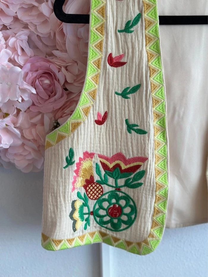 Gilet sans manches en gaze façon coton brodé de fleurs colorées, taille 36 - photo numéro 4