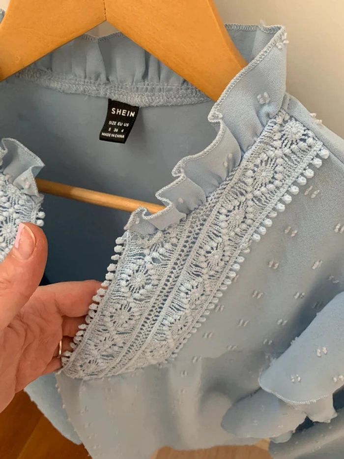 Blouse à volants plumetis bleu Shein T.S comme neuve - photo numéro 3