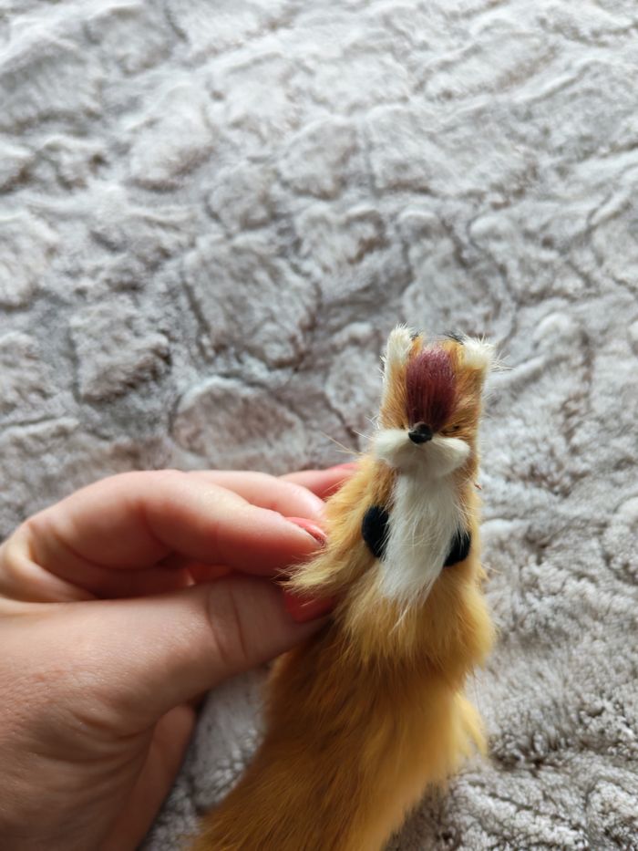 Bibelot petit animal à queue long en fourrure