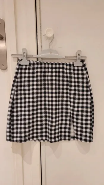 Jupe fendue motif carreaux damier noir et blanc