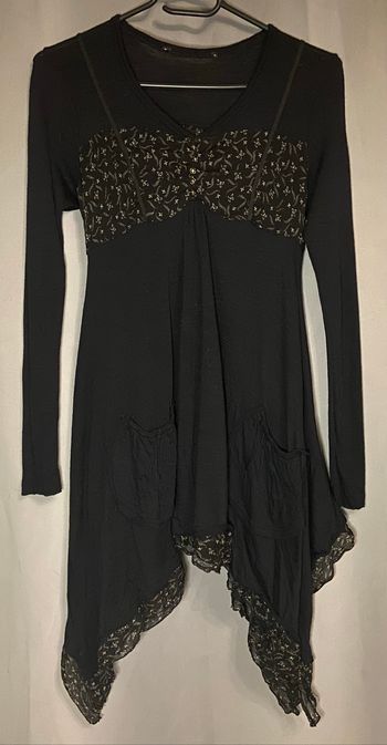 Haut long asymétrique noir et fleurs blanches
