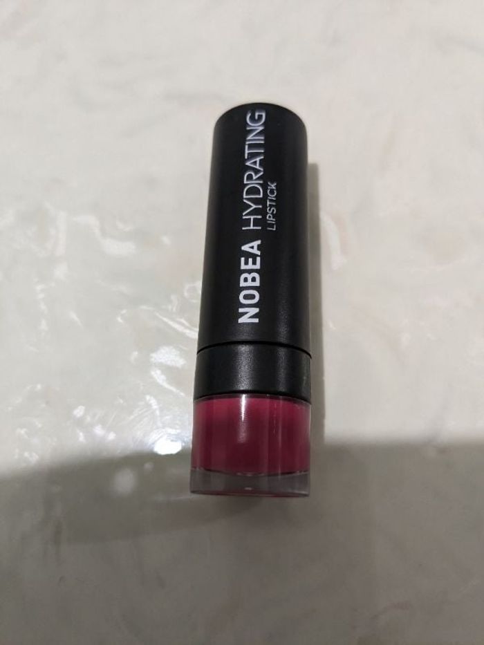 Rouge à lèvres Nobea rose fuchsia.