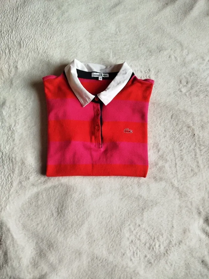 Polo femme Lacoste orange et rose avec col blanc