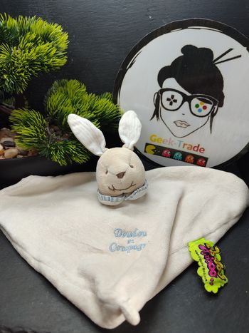 doudou et compagnie tatoo lapin blanc bleu collerette plat crème Ancien Beige 