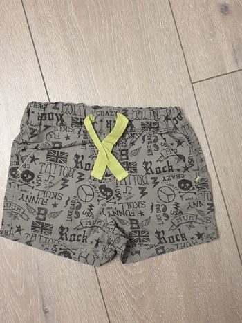 Short gris. Garçon 18 mois.  Marque Kiabi