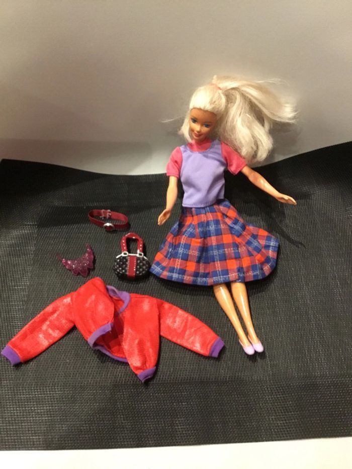 Poupée Barbie vintage avec vêtements accessoires Mattel