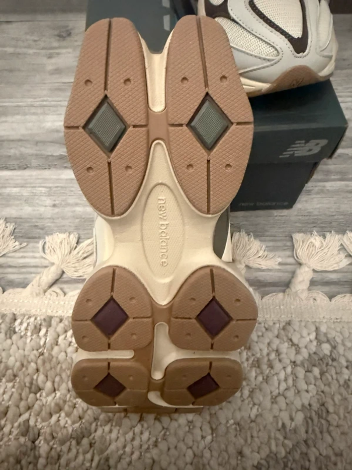 Baskets New Balance 9060 FAN taille 43 - photo numéro 4