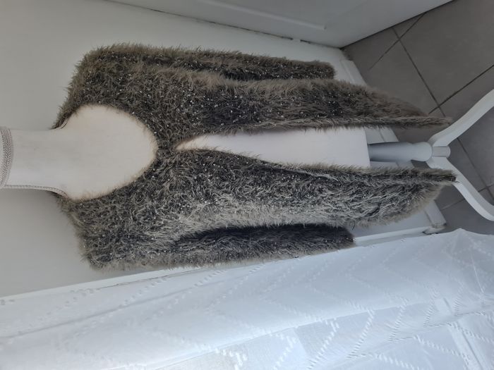 Gilet gris avec strass