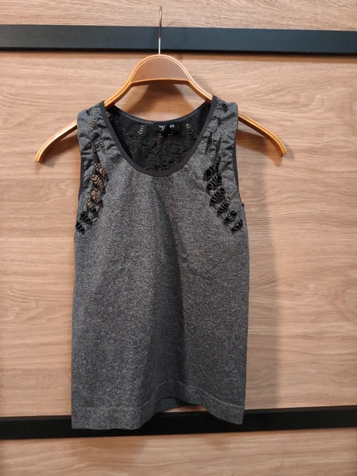 Top de sport gris ajouré