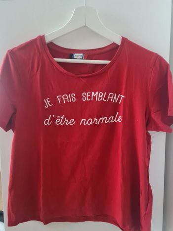 T-shirt rouge Je fais semblant d être normale Taille M Jennyfer