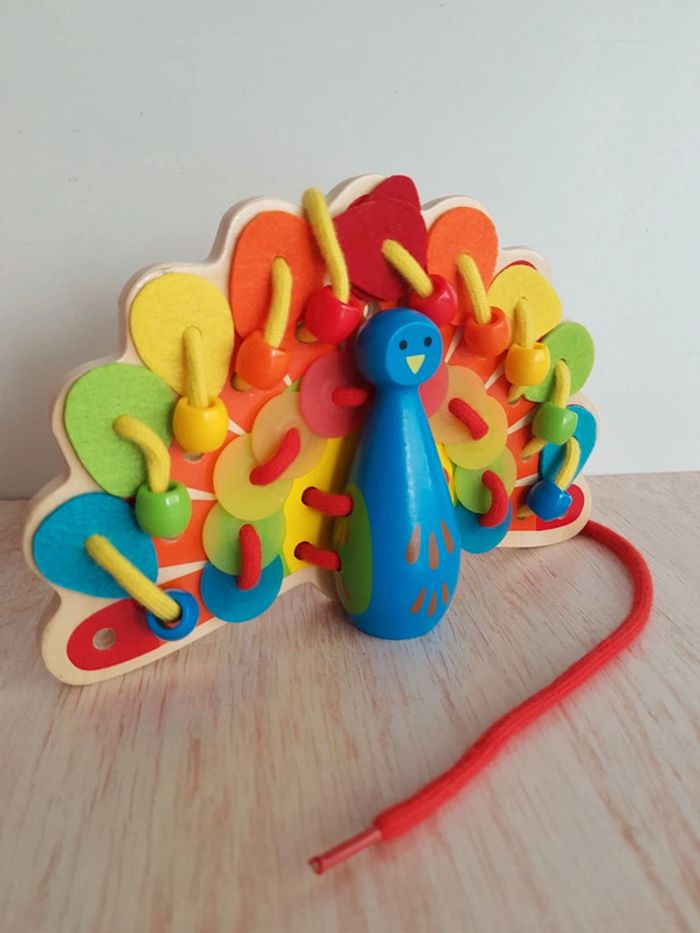 Lacing peacock jeu de laçage en bois Hape - photo numéro 10