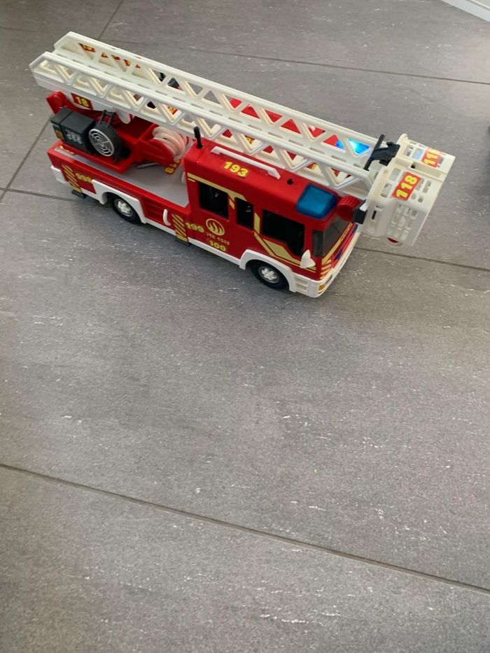 Playmobil camion de pompier avec son pompier - photo numéro 2