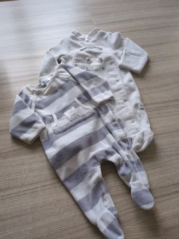 Lot 2 pyjamas 1 mois