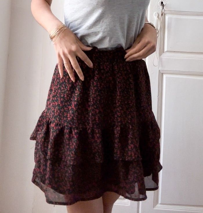 Jupe fleurie noire et rouge - S