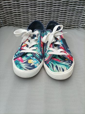 Jolies baskets fleuries fille T 38