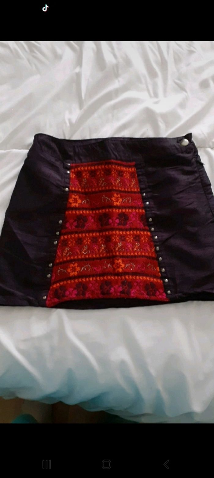 Jupe violette et rouge