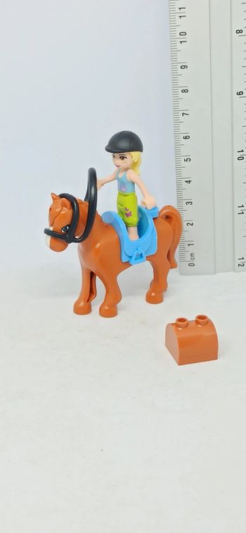 Femme cavalière avec selle bleue et cheval marron lego