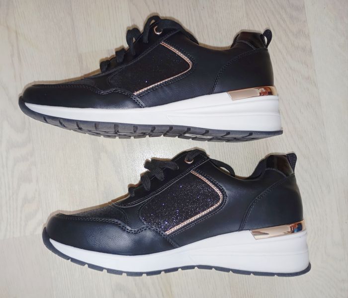 Baskets sneakers noires pailletés et dorés Gémo 
P. 42 
NEUVES - photo numéro 4