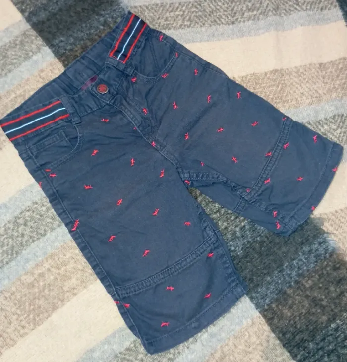 Pantacourt avec requins taille 6 ans - photo numéro 2