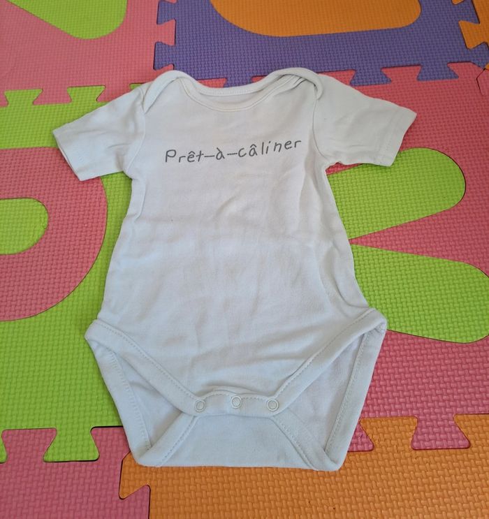 Body manches courtes blanc, C&A, taille 1 mois (56 cm)