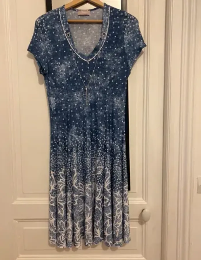 Robe fluide avec collier