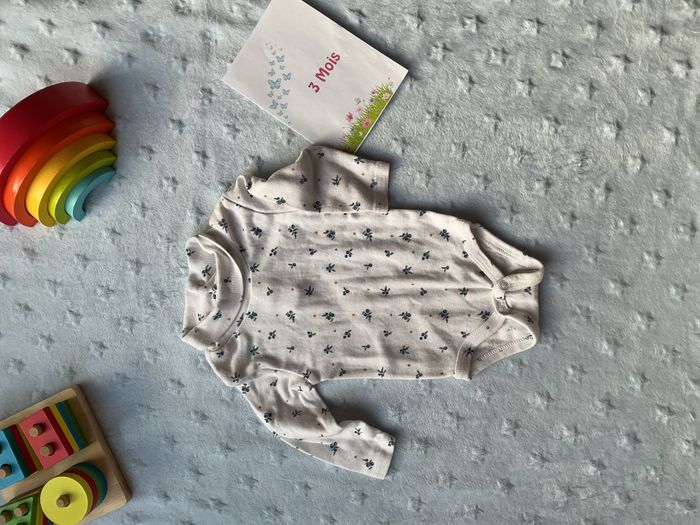 sous pull body manches longues blanc motifs fleurs bleu 3 mois kiabi - photo numéro 2