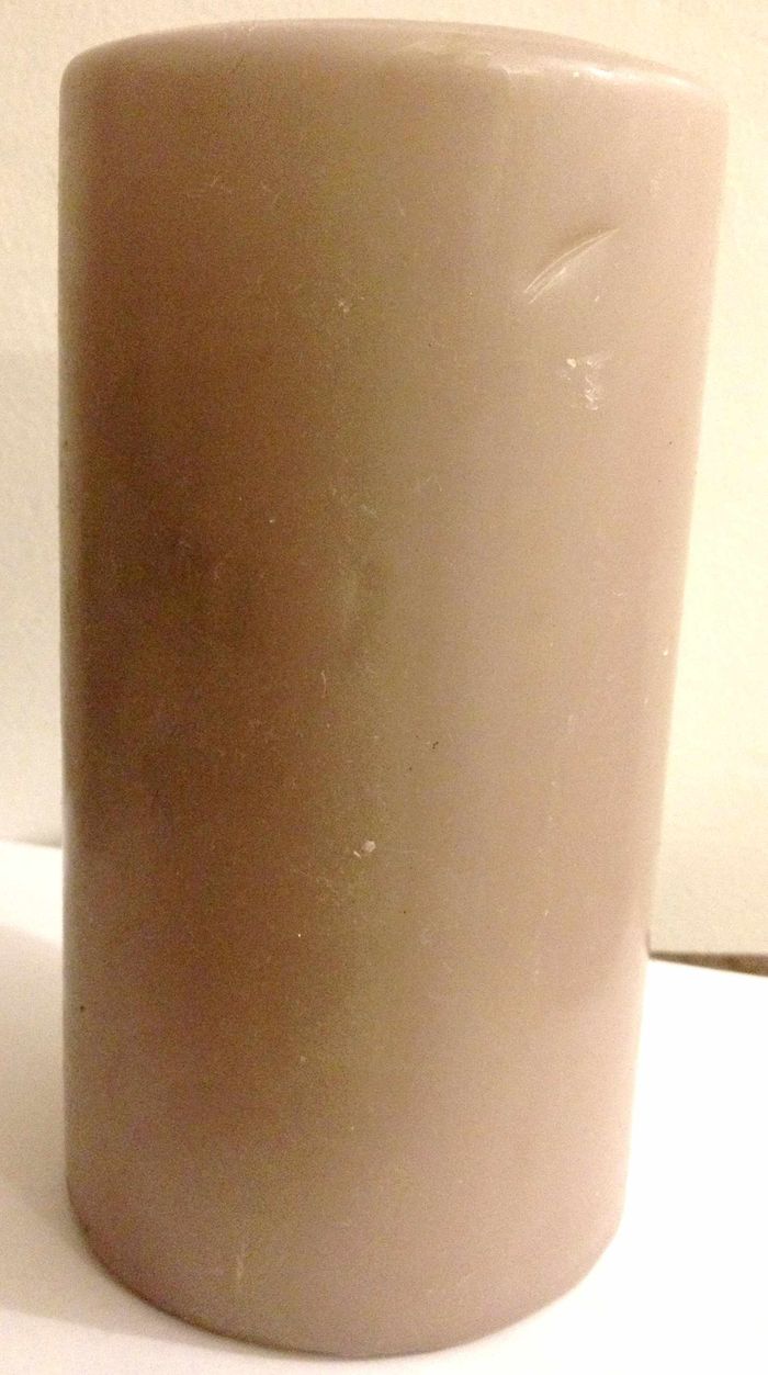 Grosse bougie grise de forme cylindrique pour festivité ou autre - photo numéro 3