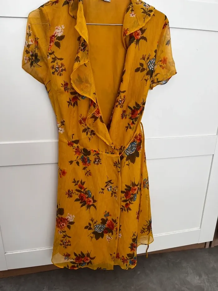 Robe été à volants jaune moutarde