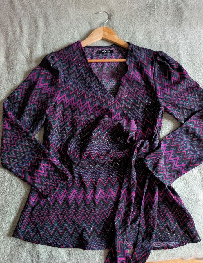 Blouse cache-cœur violet brillant tendance moderne Mosquitos Taille 40 L 
Très bon état - photo numéro 8