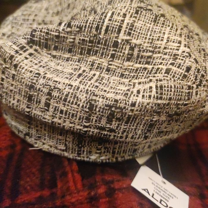 Casquette chic avec broche et perles imitation. Aldo. Neuve. - photo numéro 2