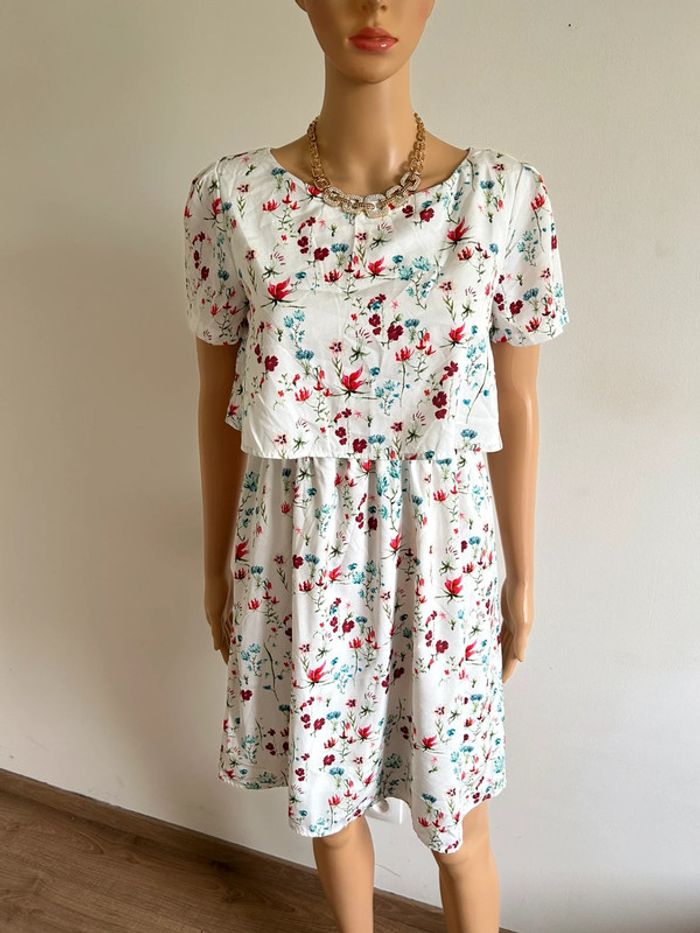 Robe blanche et fleurie à manches courtes Naf Naf taille 38 jamais portée