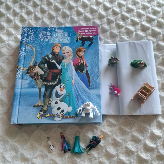 Livre illustré avec 10 figurines et tapis de jeu Comptines et Figurines La reine des Neiges