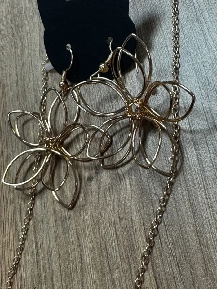 Parure de bijoux doré, boucles d’oreilles et collier - photo numéro 4
