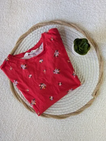 🌹 T-shirt rouge fleuri H&M – 7/8 ans