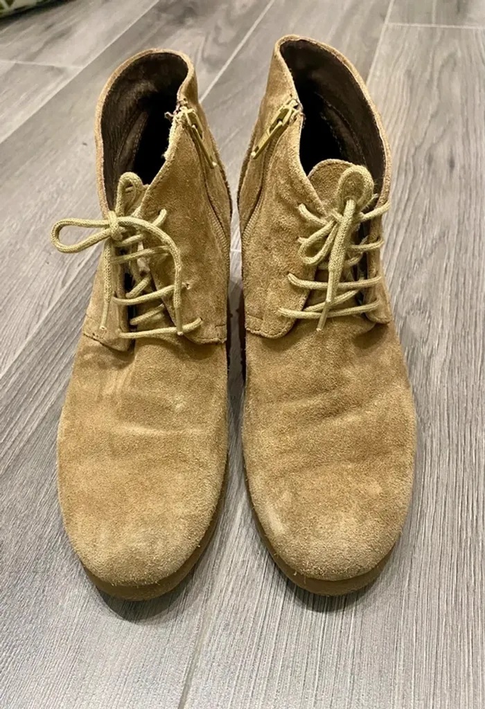 Bottines basses Bata à talons compensés en daim beige camel - photo numéro 2