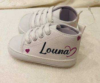 Petite converse blanche avec inscription « Louna » 6/9 mois