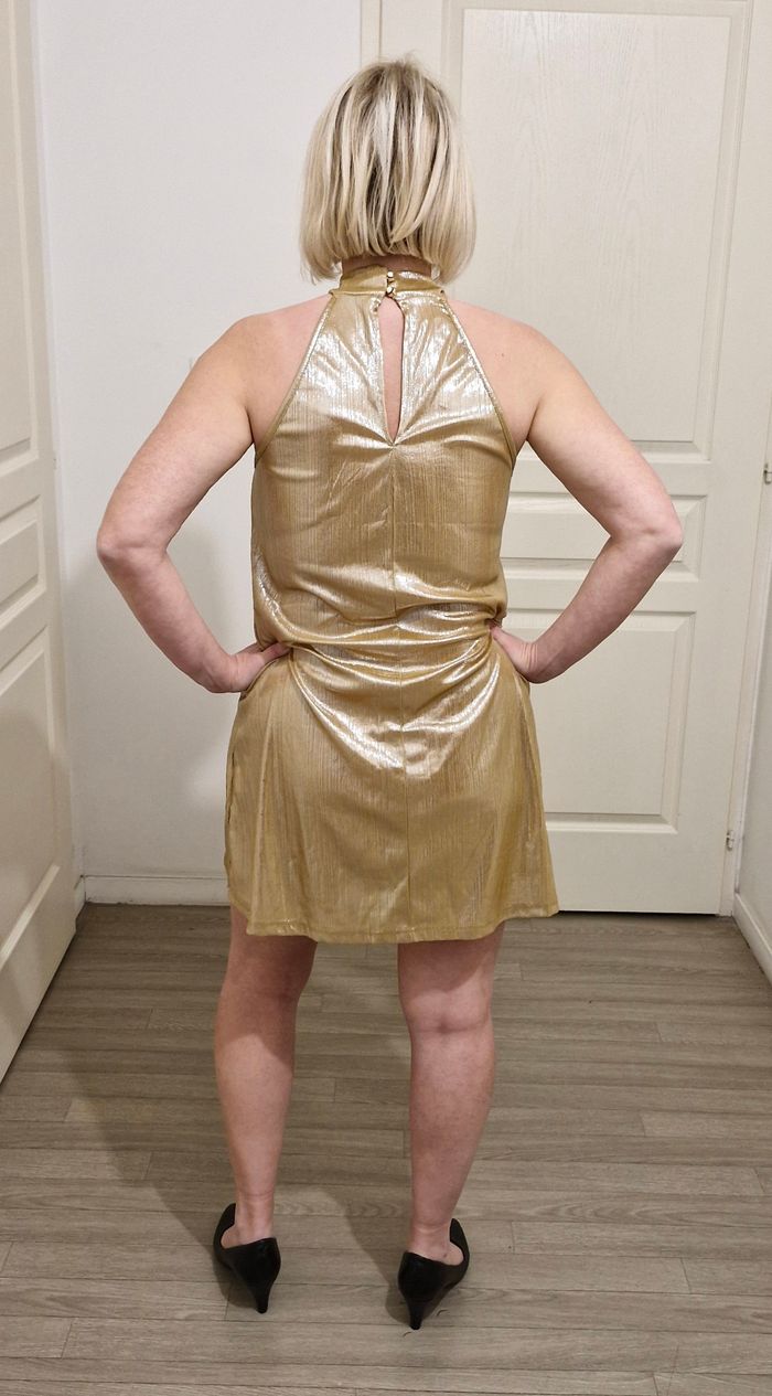 Robe fluide dorée chic et sexy (idéale pour les fêtes) super agréable et douce à porter - photo numéro 3